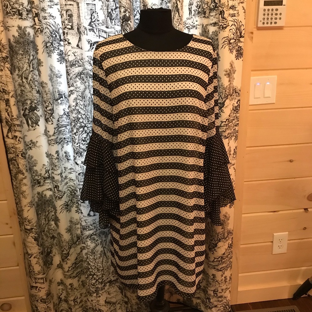 Est. 1946 Black & White polka dots and stripes with Bell 3/4 sleeves XL size EUC